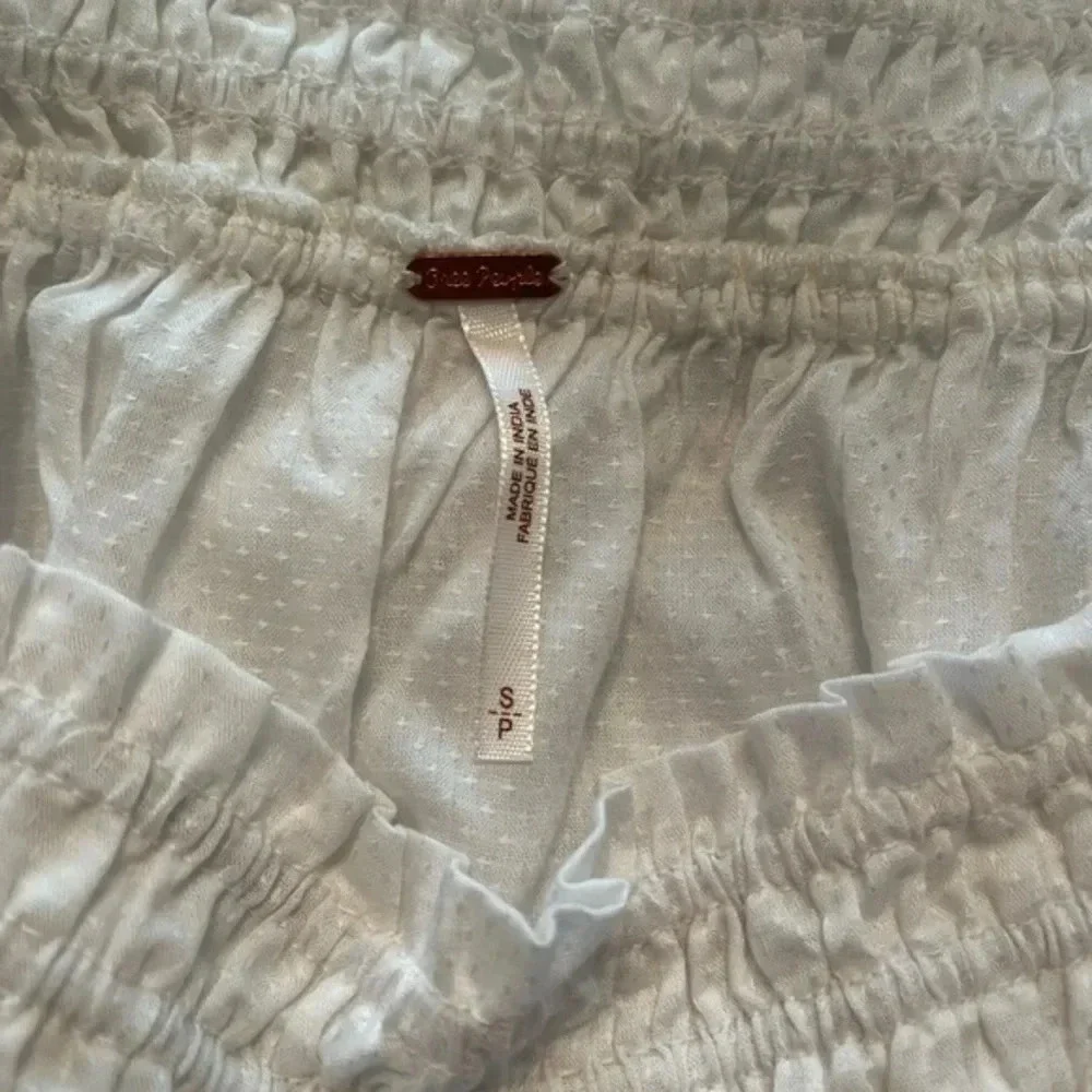 Free People cropped flowy bell sleeve white beachey top. Size Small‎